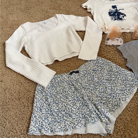 Brandy Melville Bundle - Picture 5 of 9